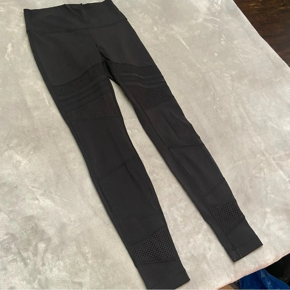 Lululemon Wunder Under High-Rise Tight *Mix & Mesh 28"
Black 21352 - Picture 8 of 14